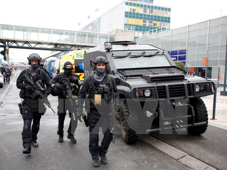 Cảnh sát Pháp làm nhiệm vụ tại sân bay Orly.